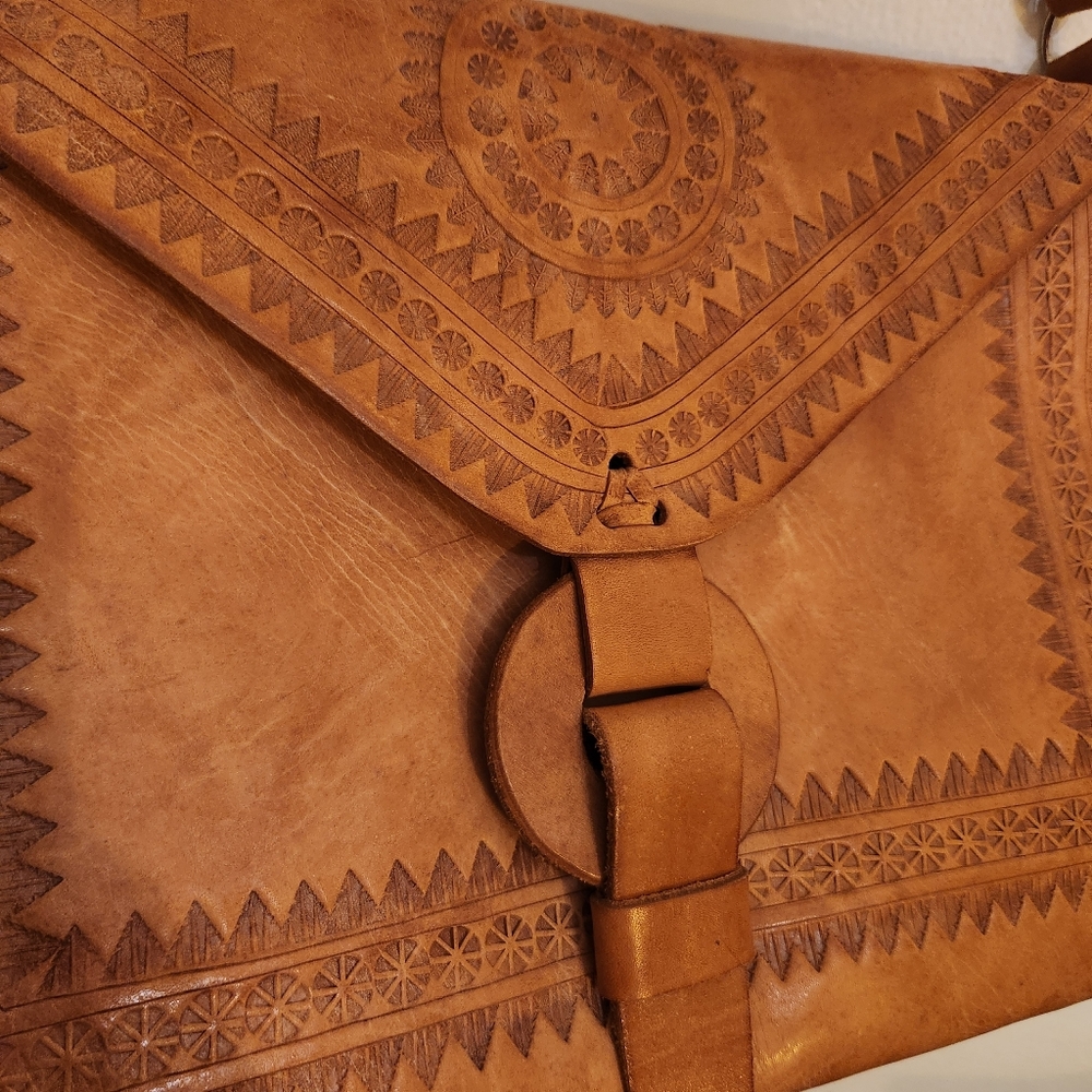 Handmade Leather Crossbody Shoulder Bag - Picture 4 of 14